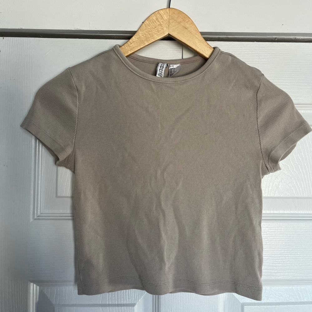 H&M Beige Ribbed Cropped Short Sleeve Tee